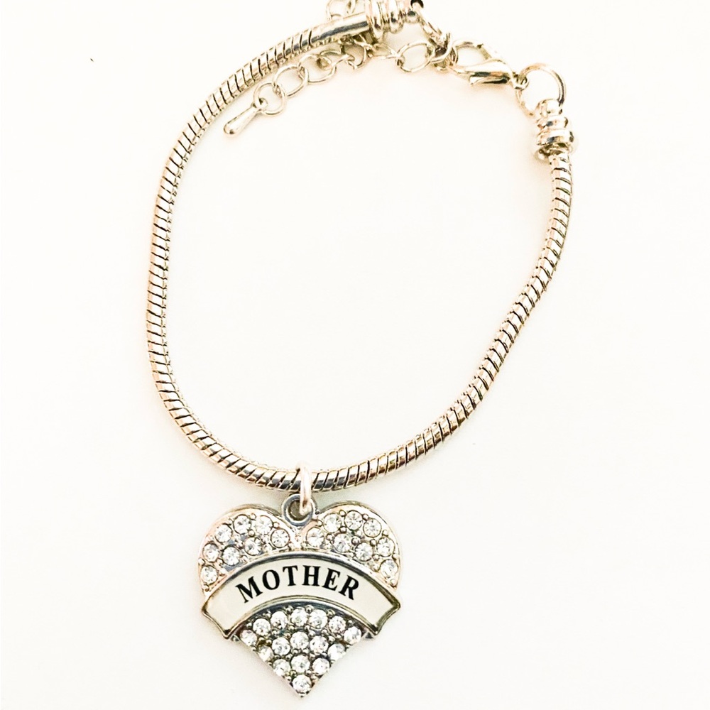 Elegant Silver Heart Bracelet for Mothers